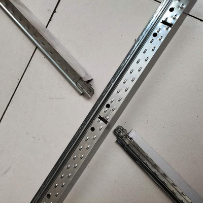 IL ROTOLO della CHIGLIA della LUCE d'inquadramento di griglia del T del controsoffitto che FORMA IL MANICA A MACCHINA del SOFFITTO ROTOLA FORMANDO LA MACCHINA