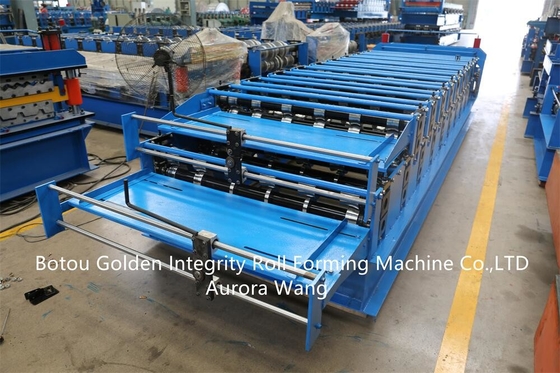 Le mattonelle del pannello dello strato del piatto di tetto della piattaforma di doppio strato rotolano la formazione facendo il rotolo del macchinario che forma la macchina