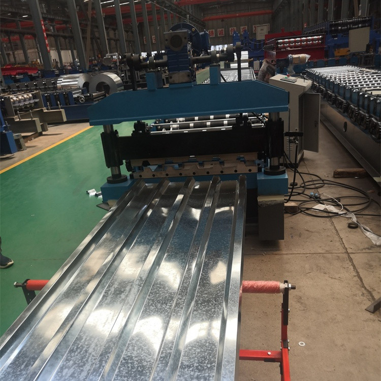 L'acciaio di colore del metallo ha galvanizzato il rotolo del pannello del tetto di 686 Ibr che forma la macchina per i materiali da costruzione
