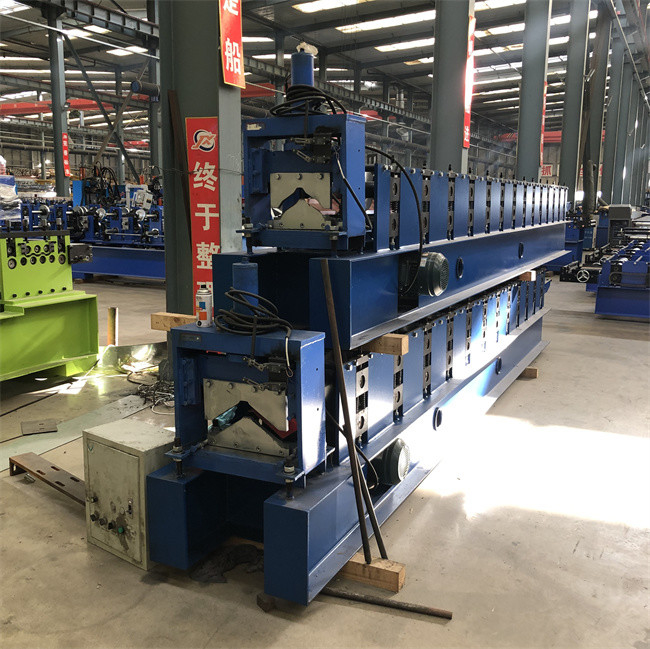 Rotolo completamente automatico del cappuccio della cresta del tetto di Aluzinc che forma alta velocità della macchina usata per il pannello del tetto