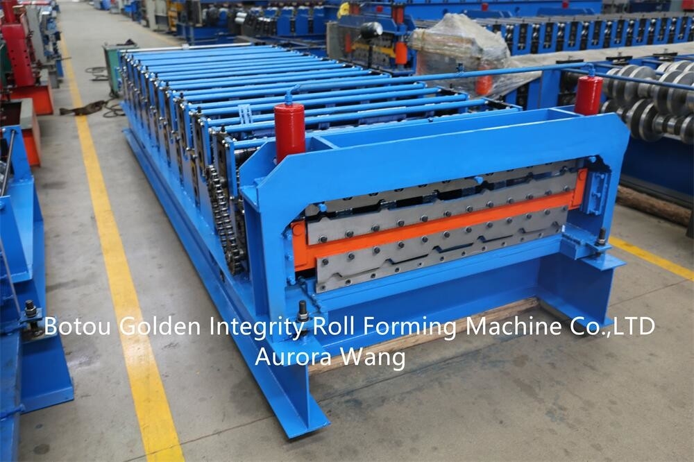 Le mattonelle del pannello dello strato del piatto di tetto della piattaforma di doppio strato rotolano la formazione facendo il rotolo del macchinario che forma la macchina